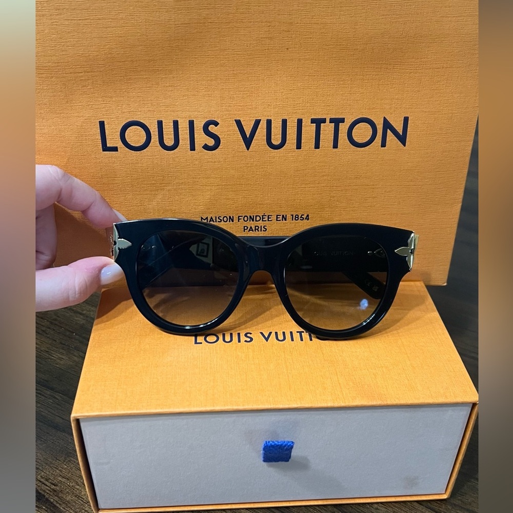 Louis Vuitton Flower Edge Round Sunlglasses